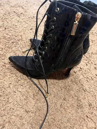 Bota scarpa com sola vermelha salto fino e bico fico