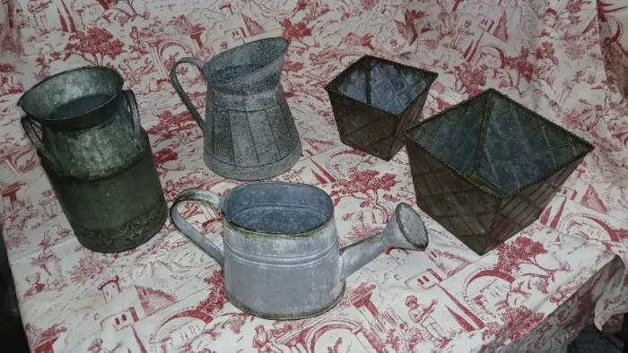 Kit Decoração Rústica em Zinco Galvanizado Antigo - Jarros, Regador e Cachepôs R$30 cada