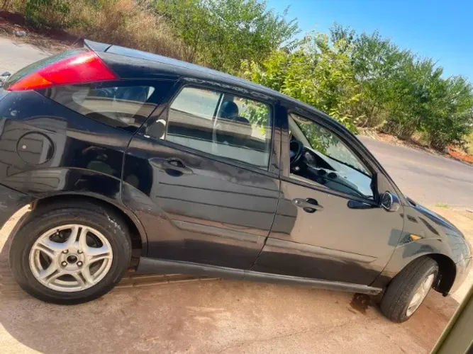 Ford Focus 1.8 16V 5P 2001