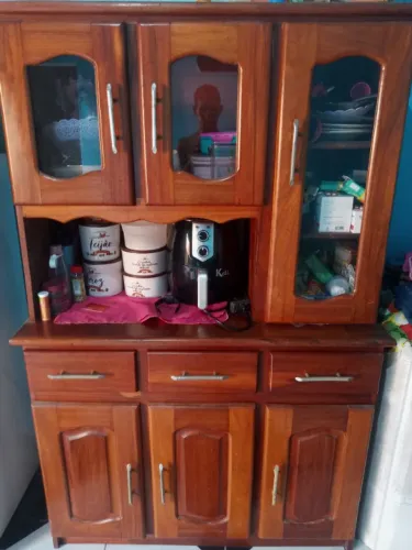 Vendo sofá de 2 e 3 lugares e um guarda-louça tudo e bom perfeito estado