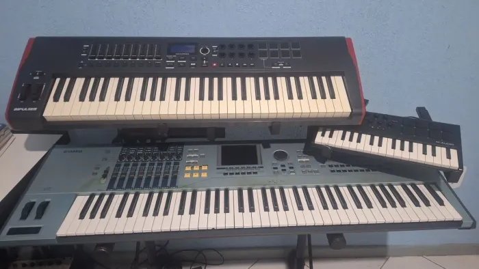 Teclados Motif xs7 Yamaha- Novation impulse 61- M-Audio 32 + estante VK 100 Titanium