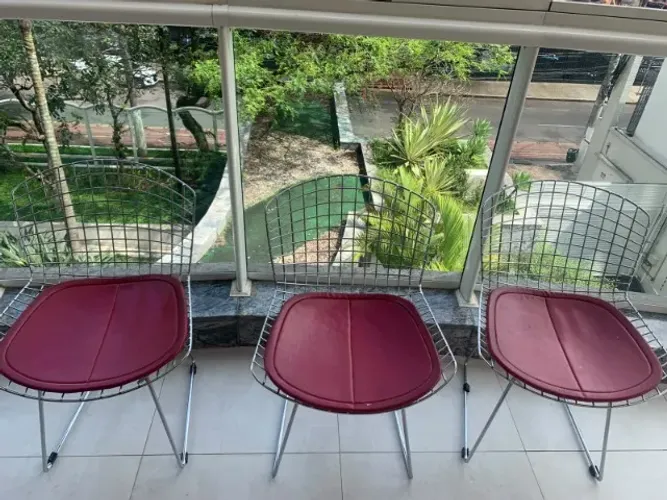 Trio de cadeiras Bertoia cromadas com assento vermelho