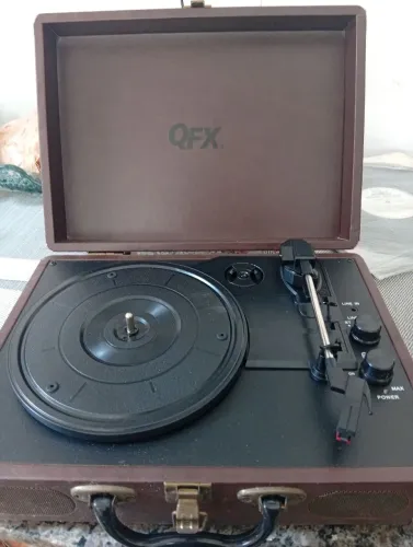 Toca discos QFX em bom estado 