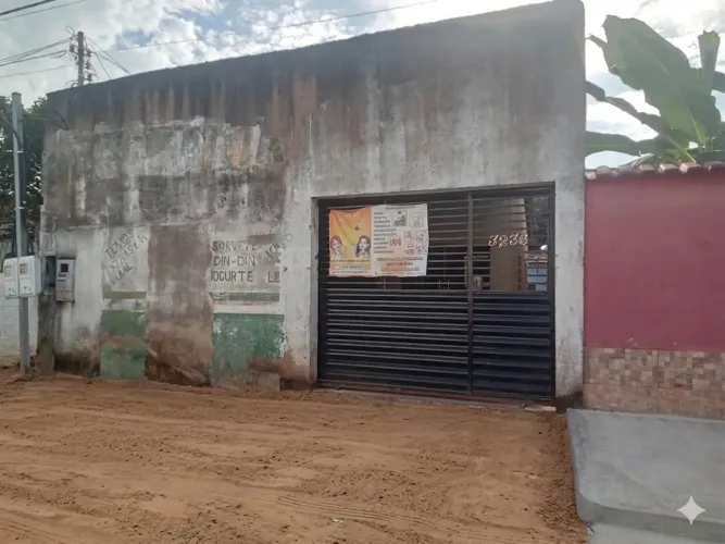 Vendo casa com uma edícula atrás