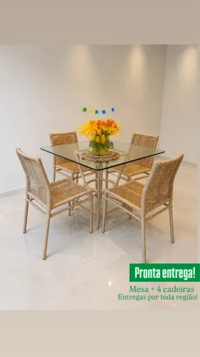 Conjunto de mesa com 4 cadeiras