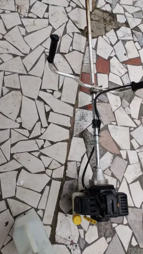 Roçadeira seminova 