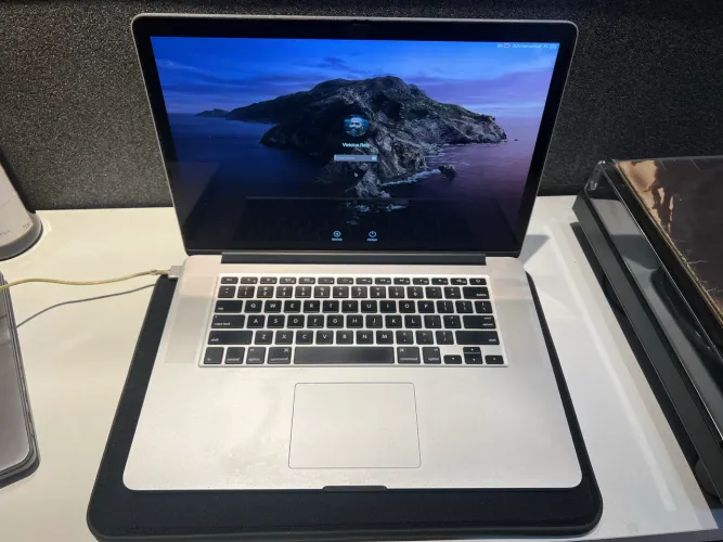 MacBook Pro 15 | i7 | 16GB | 256GB SSD