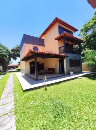 Casa duplex com varanda, 4 quartos, piscina, lazer completo em Itaúna - Saquarema - RJ