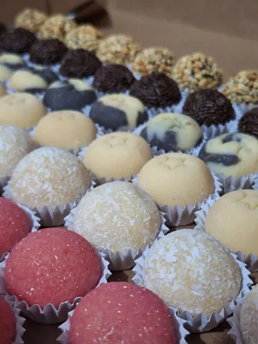 Cento de Doces e Caixa com 4, 6 ou 12 unidades. Faço revenda.