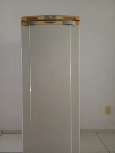 Uma geladeira