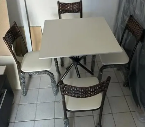 Mesa com 4 cadeiras!