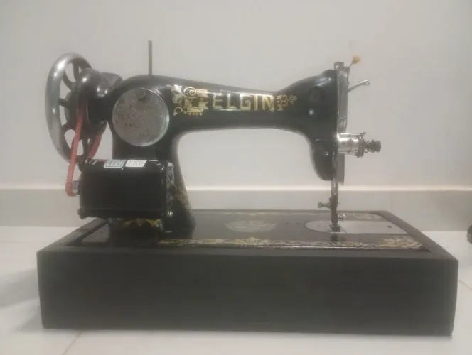 Vende-se máquina de costura Elgin.