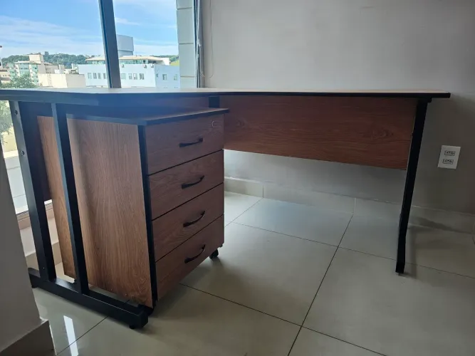 Mesa com gaveteiro para escritório 