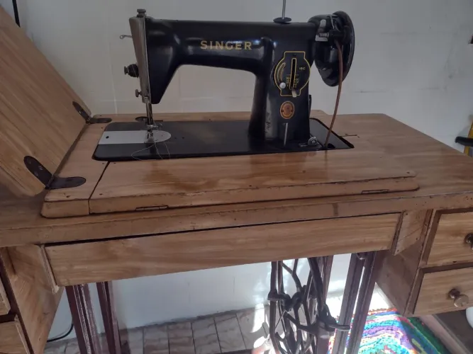 Máquina de costura Singer antiga com movel
