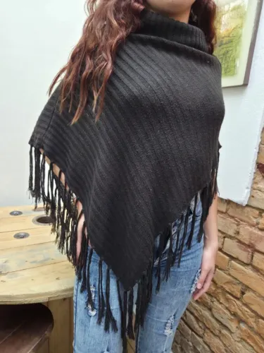 Poncho de tricô preto gola alta