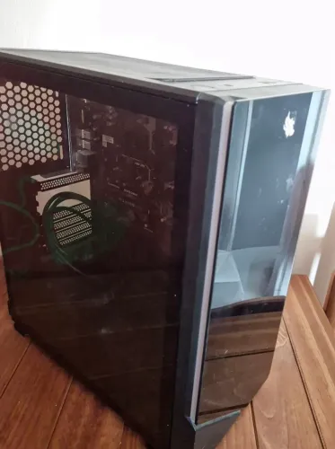 Gabinete Gamer acompanha fonte e placa mãe (sem processador)