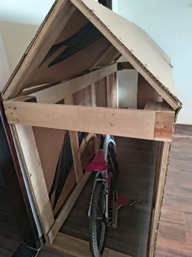 Casinha de madeira e papelão para criança brincar 