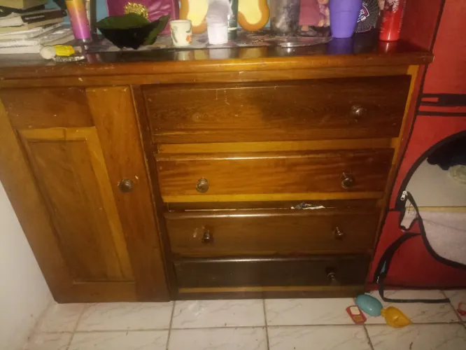 Vende-se uma cômoda de angelim 