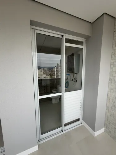 Porta de Correr em Alumínio Branco com Vidro e Veneziana - Excelente Estado