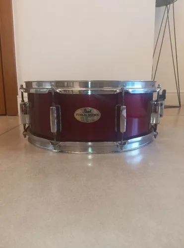 ## Caixa de bateria Pearl Forum 14x5,5, completa, excelentes condições!!