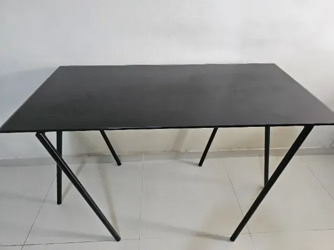 Mesa cavalete com tampo de vidro preto