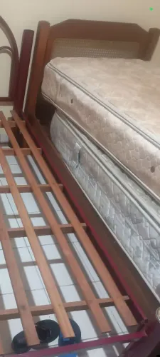 Cama de madeira maciça em bom estado