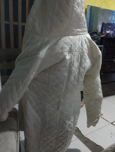 Casaco usado comprido cor branca bom para o frio