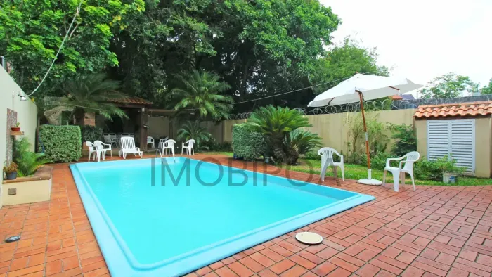 Casa para venda possui 242 metros quadrados com 4 quartos