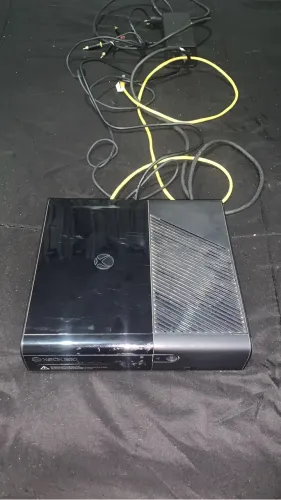 XBOX 360 SEM MODIFICAÇÕES!!! 2 CONTROLES ORIGINAIS, CABOS E 4 JOGOS!!