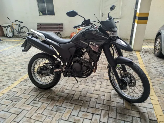Moto Yamaha Lander Preta (2020/21)