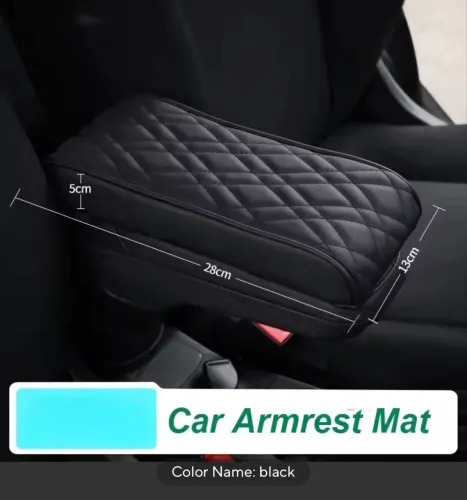 Almofada de couro para apoio de braço de carro.