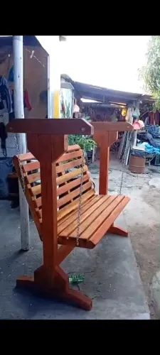 Cadeira de balanço 100% madeira mas informações chama no zap *12