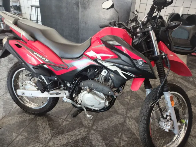Moto muito nova, IPVA e licenciamento pago