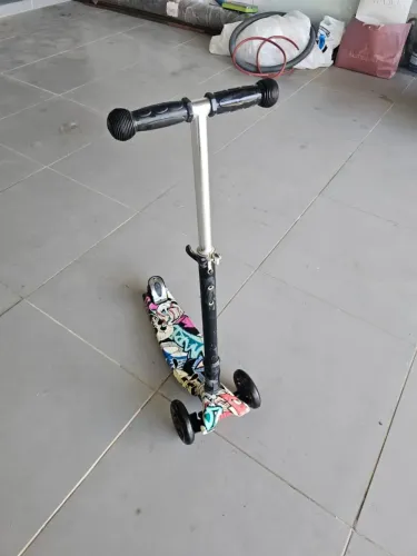 Patinete Infantil Dobravel Bom Com Led e Freio Estilo Grafite