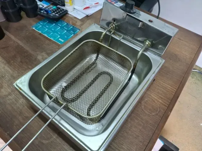 Fritadeira elétrica 220V com cesto - R$ 170,00