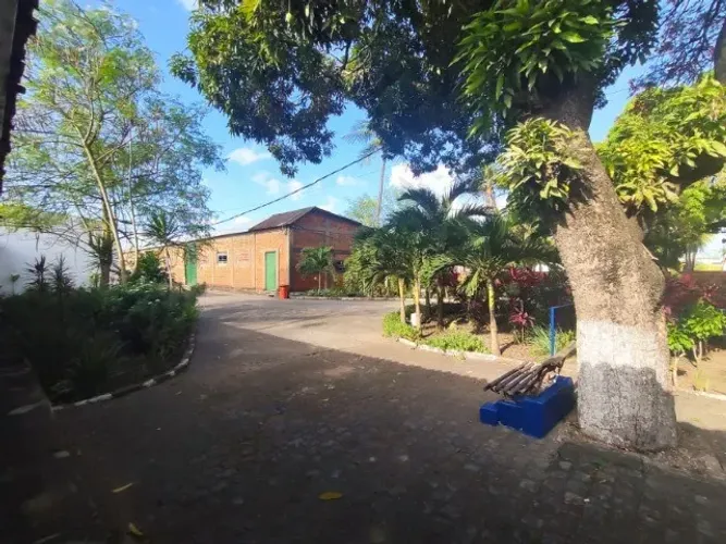 Aluga-se área com 5400m² ou Salas comerciais ou Galpões na Av. Liberdade - Aluga-se