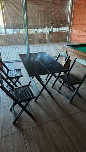 Vendo 2 jogos de mesas dobrável com cadeiras