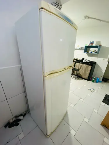 Vendo geladeira baratinha