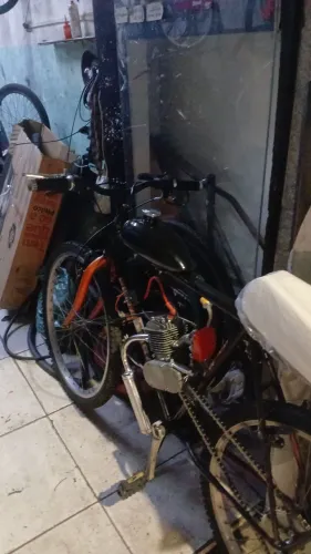 Bike motorizada nova usei duas vezes só vai com óleo do jeito que está só pegar e andar