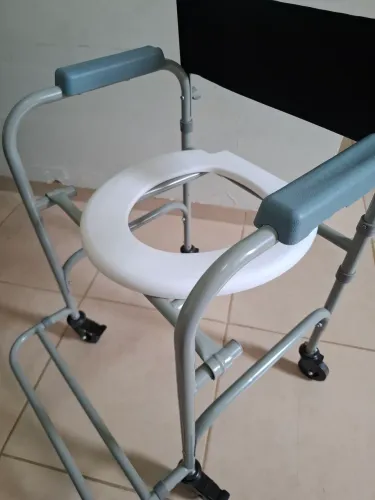 Cadeira De Banho Higiênica Dellamed D30 C/ Assento Higiênico