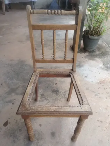 Cadeira bem antiga de madeira 