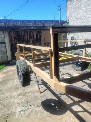 Vendo uma carretinha semi pronta,com eixo de torção,falta emplacar e parte elétrica e forr