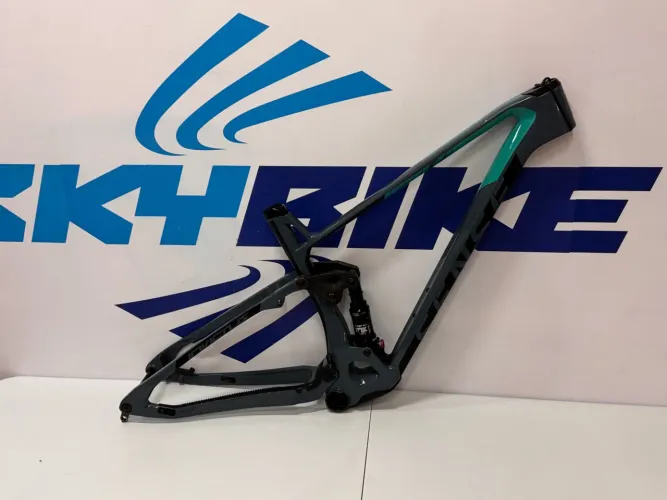 QUADRO SENSE INVICTUS FACTORY CARBON DISC TAMANHO 17 SEMI-NOVO