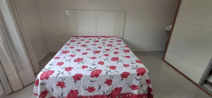 Cabeceira de cama ripada dalla costa de casal