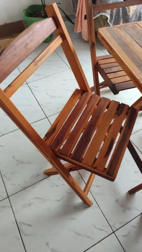 Mesa com 4 cadeiras amadeirados
