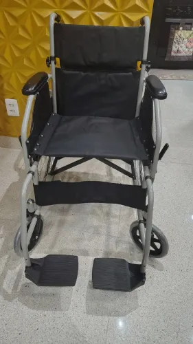 Vendo cadeira de rodas usada apenas 1 vez