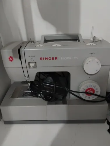Máquina de costura Singer 4423