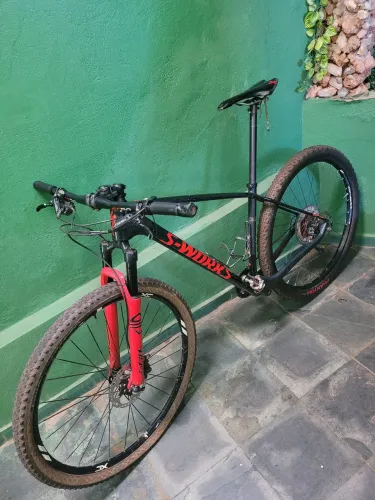 Bicicleta MTB Aro 29 em carbono