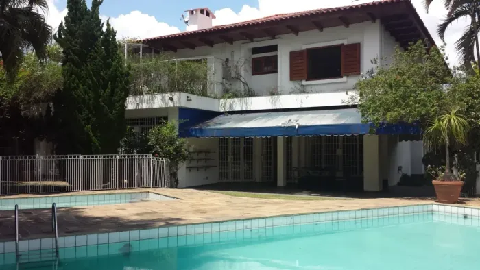 RUA FECHADA COM CANCELA, SEG. 24HS, 4 SUÍTES, 4 VAGAS, 678 A/C, JARDIM LEONOR.