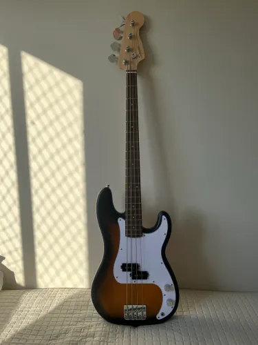 Contrabaixo Squier Precision